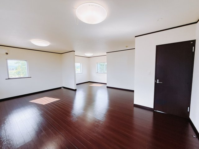 【中古戸建】前橋市上佐鳥町の洋室|ママ友が来ても子供達には子供部屋で遊んでいてもらうことができます。ママ達はリビングで楽しくおしゃべりに華を咲かせながら気兼ねなく盛り上がれます♪