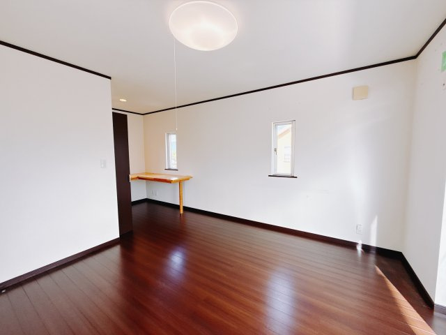 【中古戸建】前橋市上佐鳥町の洋室|ママ友が来ても子供達には子供部屋で遊んでいてもらうことができます。ママ達はリビングで楽しくおしゃべりに華を咲かせながら気兼ねなく盛り上がれます♪