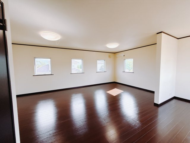 【中古戸建】前橋市上佐鳥町の洋室|子供部屋のメリットは「自立心を養うことができる」「自分で整理整頓できるようになる」そして、お子様が成長した際には「プライバシーを確保できる」といい事だらけ♪