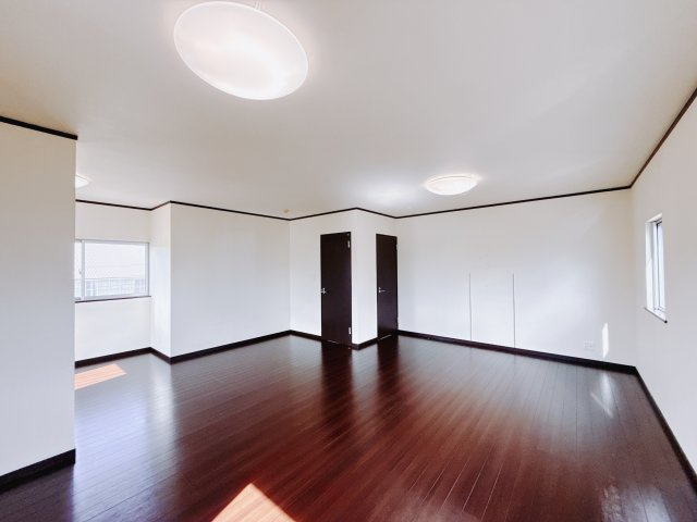 【中古戸建】前橋市上佐鳥町の洋室|「今日も一日お疲れ様」とご夫婦でゆったりくつろげる寝室。毎日の家事やお仕事に疲れた日はフカフカのベットで癒されてください。テレビや本棚をおいても快適な広さなのが自慢のお部屋です♪