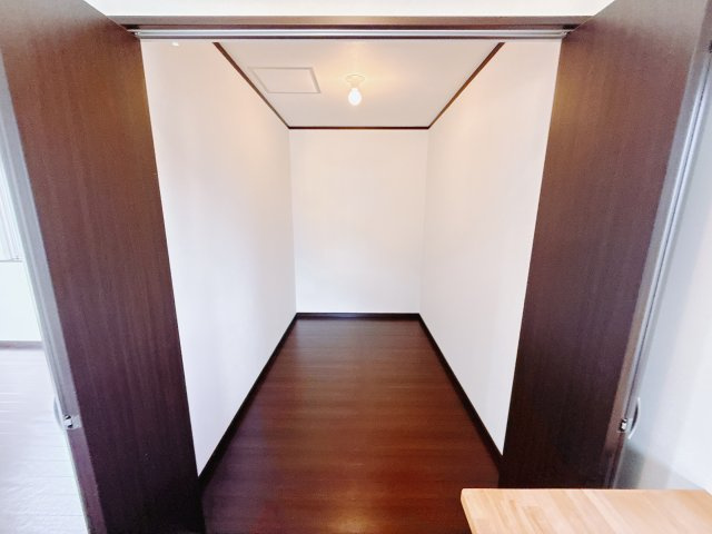 【中古戸建】前橋市上佐鳥町の収納|納戸は収納以外にも活用出来ます。日焼けさせたくない本を置いて書斎にしてもいいですし、オーディオ器具を揃えて音楽鑑賞をする部屋にしてもいいですね♪