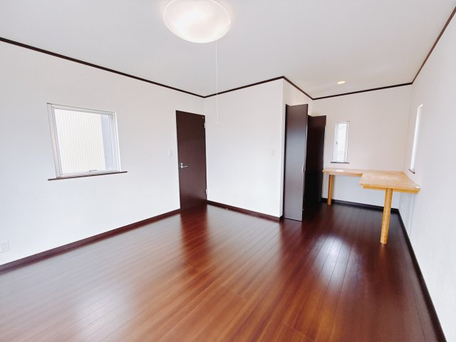 【中古戸建】前橋市上佐鳥町の洋室|お子様にとって初めての「自分だけのお部屋」。どんなお部屋にするのか楽しみになりますね♪こちらのお部屋は洋室になっているので、もし汚してしまっても簡単にお掃除できるので助かります。