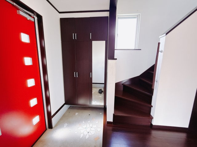 【中古戸建】前橋市上佐鳥町の玄関|毎日の「いってらっしゃい」や「お帰りなさい」を大切なご家族と過ごす玄関は〈使いやすさ〉を追求しております。玄関横の物入は急な来客時でもさっとお片付けできるスペースを確保しています。