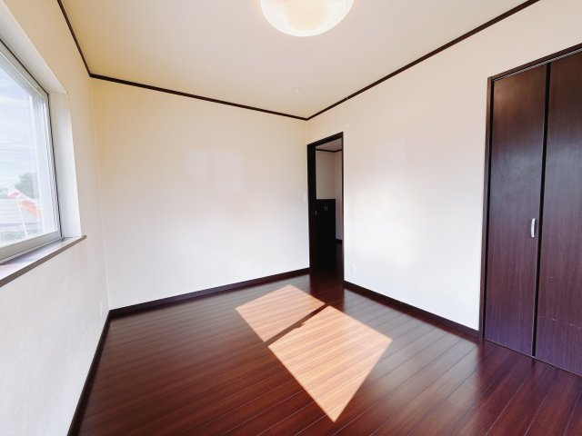 【中古戸建】前橋市上佐鳥町の洋室|「今日も一日お疲れ様」とご夫婦でゆったりくつろげる寝室。毎日の家事やお仕事に疲れた日はフカフカのベットで癒されてください。テレビや本棚をおいても快適な広さなのが自慢のお部屋です♪