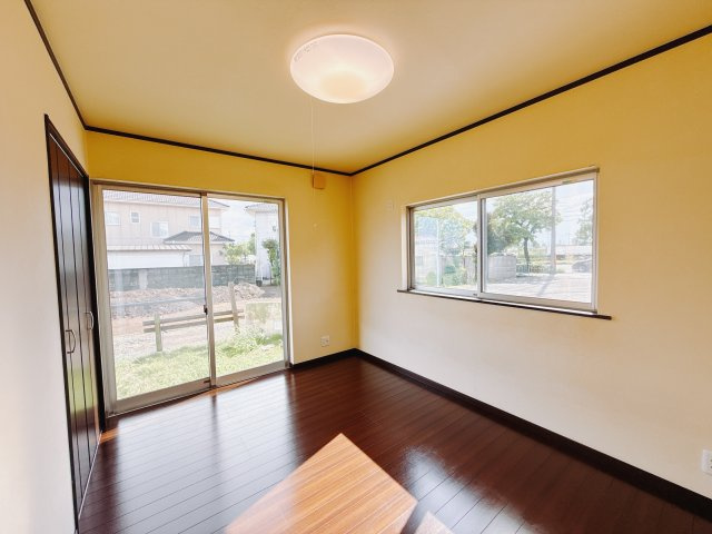 【中古戸建】前橋市上佐鳥町の洋室|広い寝室ならインテリアも自由自在にお楽しみいただけます♪お外から帰ってきた後は寝室でゆっくり自分の時間をお過ごしください。