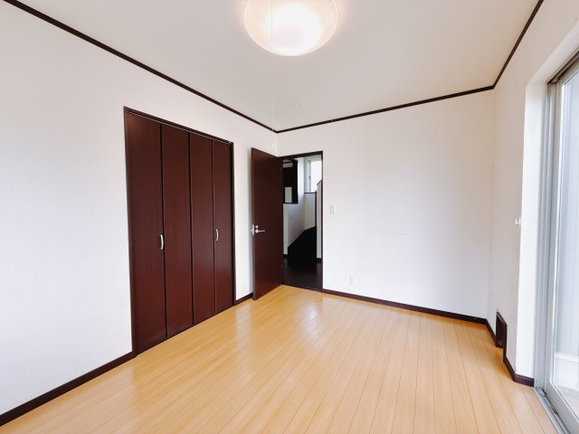 【中古戸建】前橋市上佐鳥町の洋室|ダブルベッドを置いても充分な広さを2Ｆのお部屋に設けております。お子様と家族みんなで寝るのも夢じゃありません♪窓からは光が差し込むので日中でも明るいお部屋です。