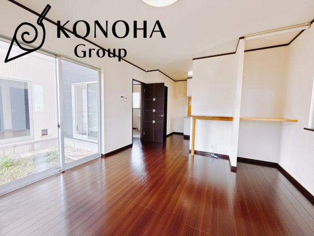 【中古戸建】前橋市上佐鳥町の居間・リビング|これから長く住むお家のリビングには毎日気持ちのいい日差しが差し込みます。ポカポカ日向ぼっこをしながらお昼寝をするのもいいですね♪明るいリビングに気分も晴れやかに♪