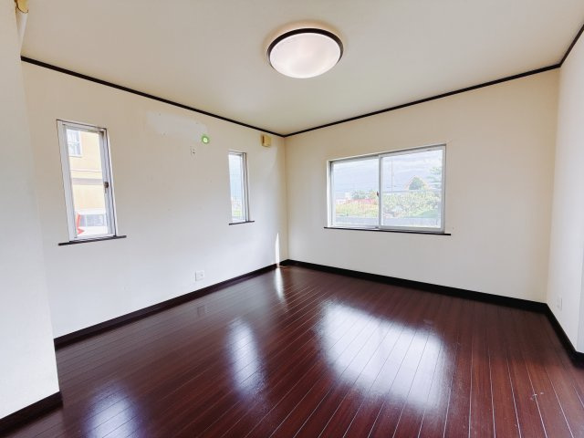 【中古戸建】前橋市上佐鳥町の洋室|お子様にとって初めての「自分だけのお部屋」。どんなお部屋にするのか楽しみになりますね♪こちらのお部屋は洋室になっているので、もし汚してしまっても簡単にお掃除できるので助かります。