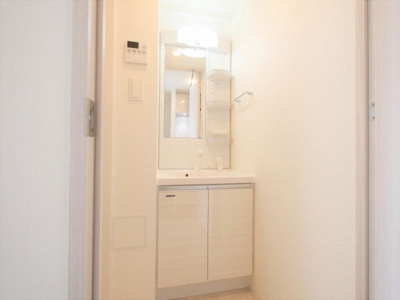 【独立洗面台】 | S-RESIDENCE大阪九条North | 独立洗面台、小物を置くことができて便利です