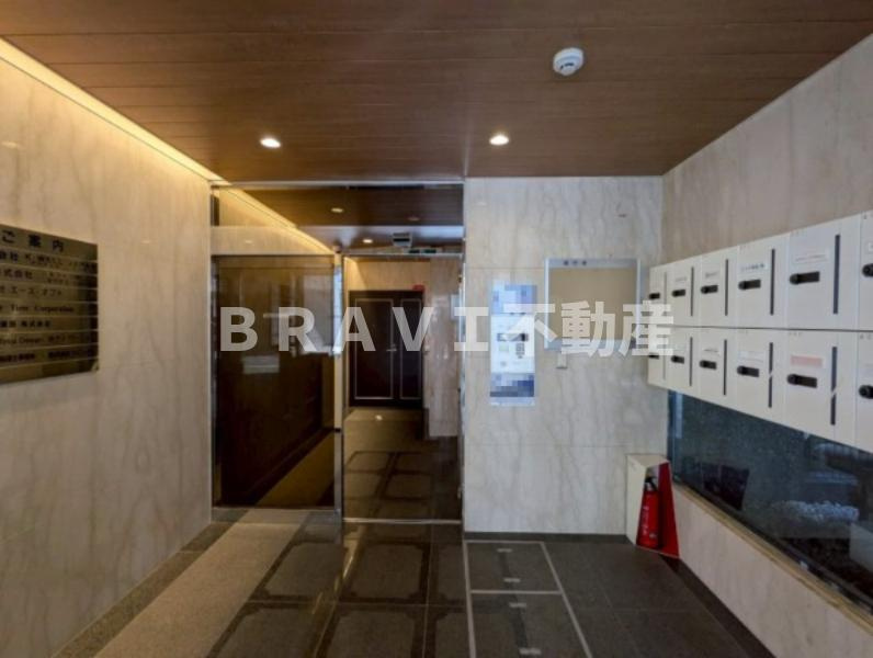 洋進ビルのエントランス