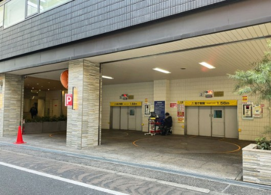 LUCID SQUARE UMEDAの駐車場