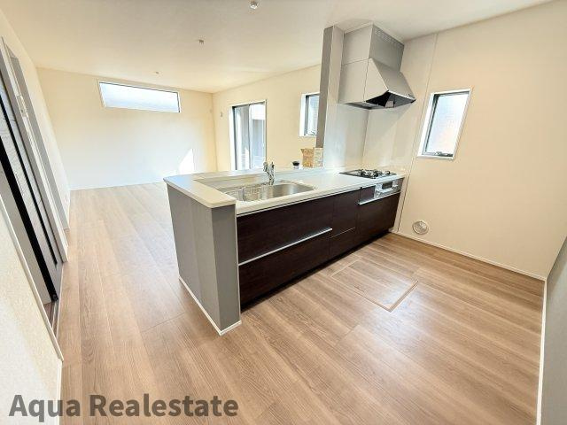 リーブルガーデン丸亀市津森町第三の収納|キッチンと洗面の間には大容量のファミリークローゼット完備☆