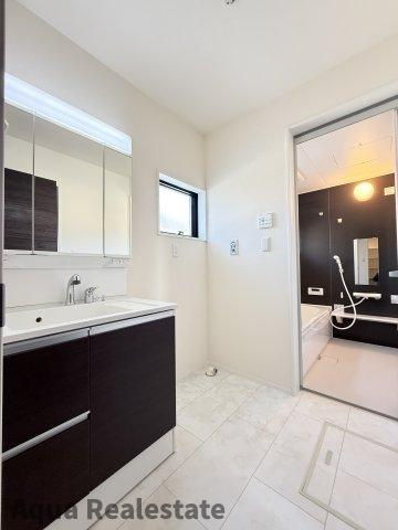 リーブルガーデン丸亀市津森町第三の浴室|落ち着いた空間のお風呂です