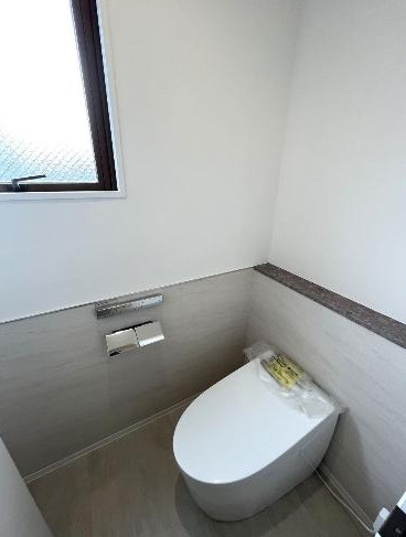 神戸市兵庫区浜崎通　一棟売収益ビルのトイレ