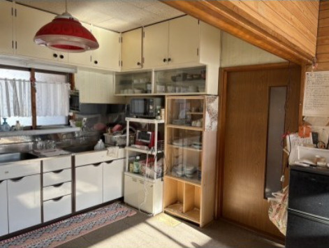 【釧路町別保10丁目】自然と家庭菜園を楽しむ平屋の暮らし + 土地２区画のキッチン|小物から鍋類まで大小問わず適材適所の収納を実現。