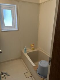 【釧路町別保10丁目】自然と家庭菜園を楽しむ平屋の暮らし + 土地２区画の浴室|窓付きで明るいバスルーム！昭和レトロな趣を感じる癒しの空間♪