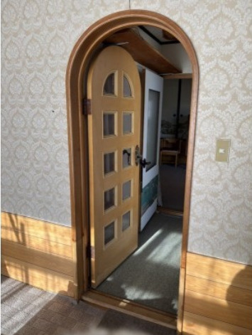 【釧路町別保10丁目】自然と家庭菜園を楽しむ平屋の暮らし + 土地２区画の内装|珍しいアーチ型のドアは奥の空間に広がりがあるように見えます♪