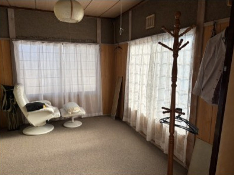 【釧路町別保10丁目】自然と家庭菜園を楽しむ平屋の暮らし + 土地２区画の洋室|２方向の窓で、こもりがちな空気の入れ替えもバッチリです！