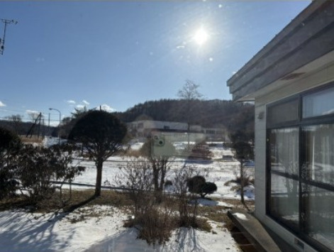 【釧路町別保10丁目】自然と家庭菜園を楽しむ平屋の暮らし + 土地２区画の外観|家の道路向かいに土地が2筆あります。家庭菜園にもいいですね♪