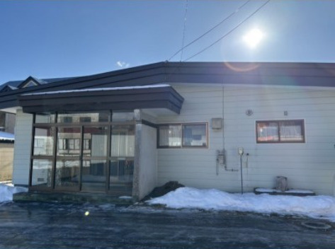 【釧路町別保10丁目】自然と家庭菜園を楽しむ平屋の暮らし + 土地２区画の外観|悪天候でも出入りしやすい玄関フード。