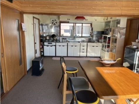 【釧路町別保10丁目】自然と家庭菜園を楽しむ平屋の暮らし + 土地２区画のキッチン|キッチン前は圧迫感を無くして開放的になってます。