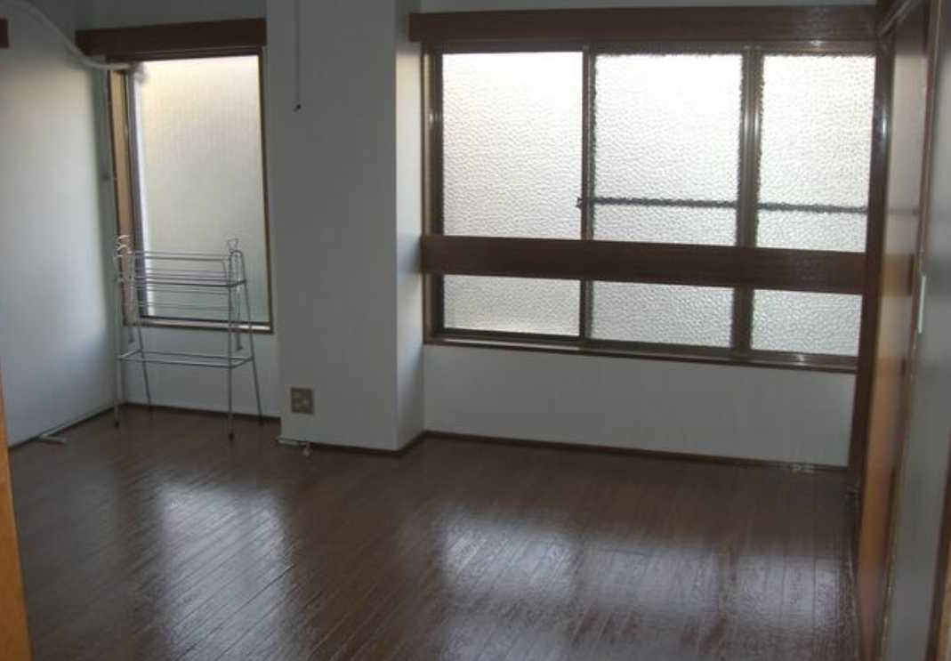 塩沢マンション　角部屋　女性限定　礼金０の居間・リビング