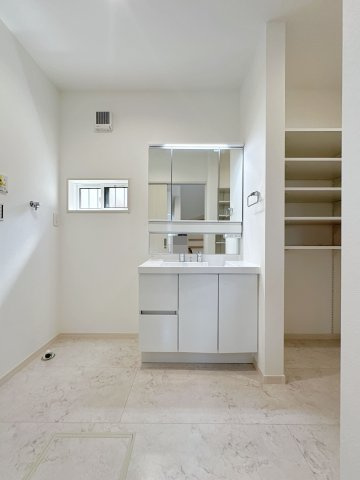 安佐南区伴東5丁目の独立洗面台|シャワー付き洗面化粧台☆
洗面台にシャワー機能が付いたもので、シャンプーなども行える多機能洗面台です。また、顔や手を洗うためだけではなく、シャワー付き洗面台を使えば手洗い洗濯などでも利用できます♪