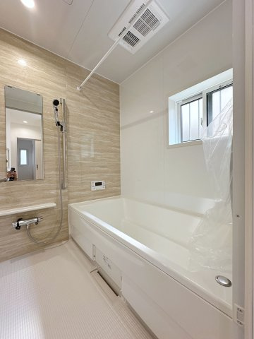 安佐南区伴東5丁目の浴室|浴室乾燥機気付き1坪タイプの浴室☆
ユニットバスは、気密性にも優れています。そのため、冬場でもお湯が冷めにくく、暖かい空間を維持することができます。