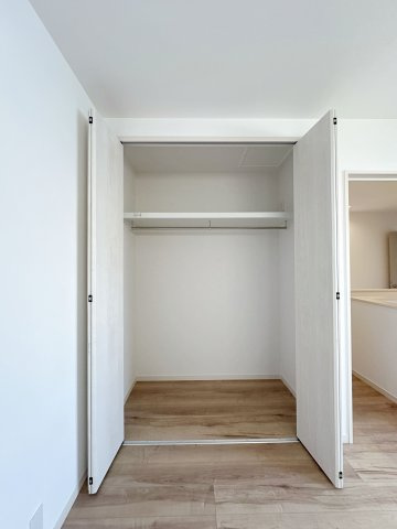 安佐南区伴東5丁目の収納|全居室収納☆
6.65帖の主寝室のクローゼットです♪