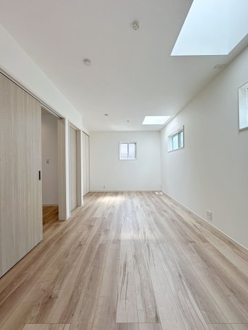 安佐南区伴東5丁目の洋室|4.78帖の洋室と4.5帖の洋室☆
仕切り壁を無くし1部屋として使えるようになっています。
家族構成やライフスタイルの変化に合わせて間取りを変更できるようになっています♪