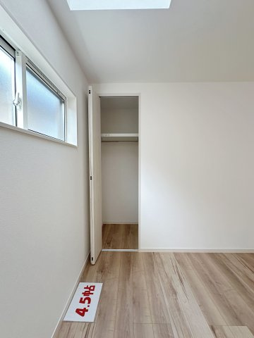安佐南区伴東5丁目の収納|全居室収納☆
4.5帖洋室側のクローゼットです♪