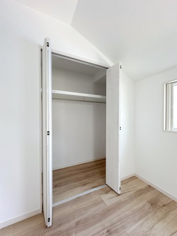 安佐南区伴東5丁目の収納|全居室収納☆
6帖洋室のクローゼットです♪