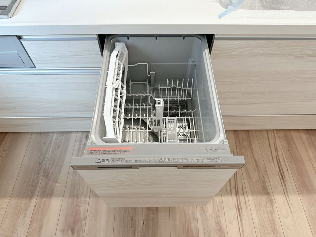 安佐南区伴東5丁目のキッチン|4人から5人分の食器洗浄乾燥機☆
水道代の節約にもなり、家事の時短もできる優れ物です♪
スライド式で上から全体が見えるため食器の出し入れもスムーズです♪