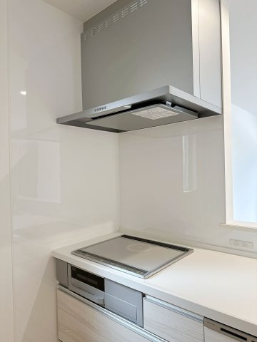 安佐南区伴東5丁目のキッチン|IHクッキングヒーター☆
火が出ないために安全性も高いと考えられます。 さらに、安定した加熱管理制御が容易に行えるため、素材を均一に加熱する料理やスープなどの液体の加熱に適しています♪