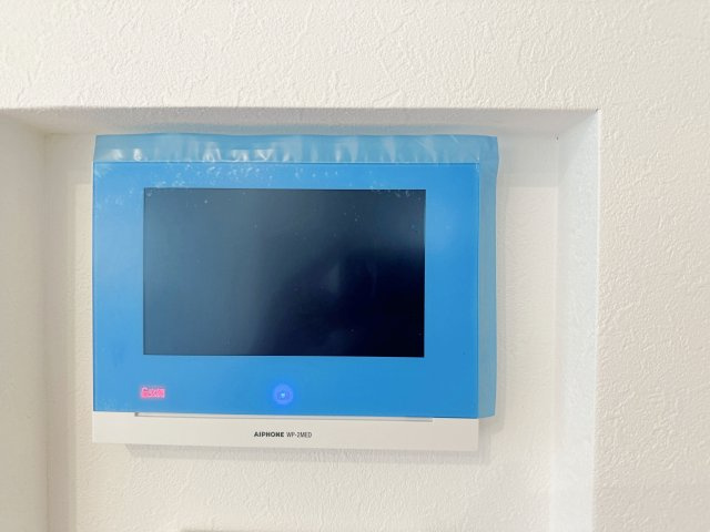 安佐南区伴東5丁目の防犯設備|ドアホン☆
来客があったとき、室内からカメラやマイクを使って相手や用件を確認できます。
相手を事前に確認することができ、訪問販売対策や防犯面でも役に立つアイテムです♪