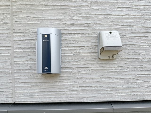 安佐南区伴東5丁目|EV車用電源コンセント☆
日本国内でも、2030年代半ば頃を目標に、新車販売を全て電気自動車にすることが出来るように調整されているとも言われ、この先の環境変化に対応できるように設置されています。