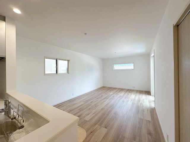 安佐南区伴東5丁目の居間・リビング|17.75帖の広々としたリビング☆
キッチンからはリビング全体を見渡すことができます♪