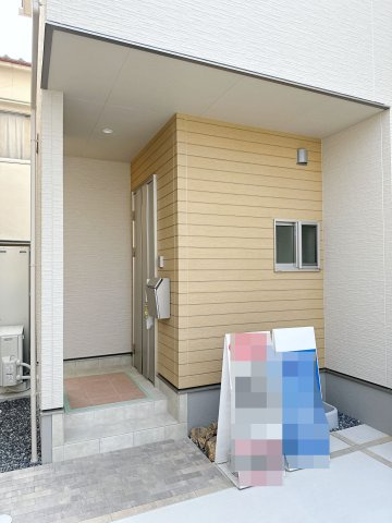 安佐南区伴東5丁目の玄関|宅配ボックス付き玄関ポーチ☆
屋根も付いており、雨が降っても濡れる心配はありません♪