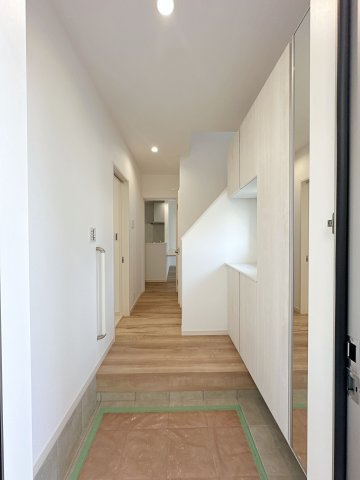 安佐南区伴東5丁目の玄関|玄関ホールは開放的でとても明るいです♪