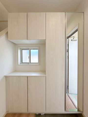 安佐南区伴東5丁目の収納|姿見付きシューズボックス☆
大容量のシューズボックスの為、靴もたくさん収納が可能です♪