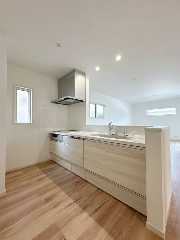 安佐南区伴東5丁目のキッチン|人造大理石天板使用のシステムキッチン☆
人造大理石天板は水垢が付きにくく汚れが落ちやすいのでお手入れも簡単です♪