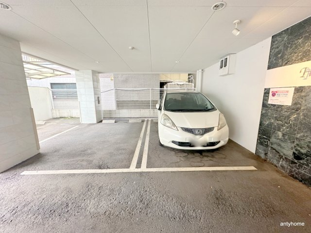エルミタージュ難波南２　仲介手数料の駐車場