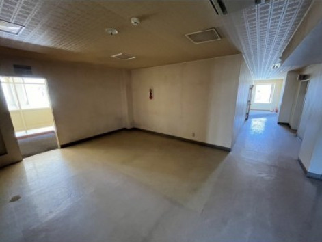 事業を始めたい方におすすめ◎【店舗・事務所一棟】旭町の居間・リビング