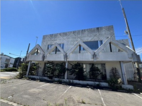 事業を始めたい方におすすめ◎【店舗・事務所一棟】旭町の駐車場|国道に面した広い駐車場付き。様々な業種に対応します。