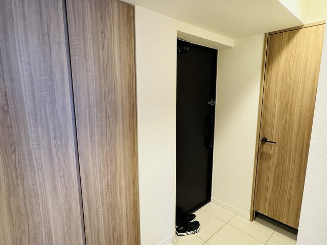 クリオレジダンス八王子ザ・マークスの玄関|～シューズインクローク付き　物が溢れがちな玄関をスッキリとした状態に保てます～