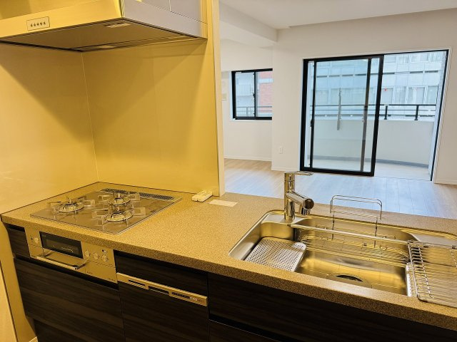 クリオレジダンス八王子ザ・マークスの内装|～リビングにいるご家族とのコミュニケーションもとりやすいキッチンです～