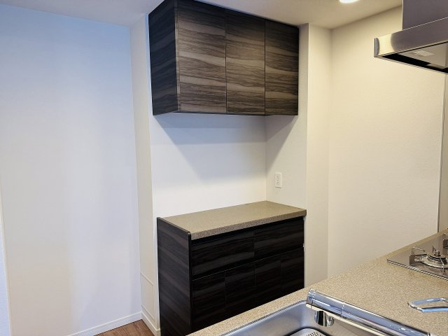 クリオレジダンス八王子ザ・マークスのキッチン|～キッチン背面には備付けのカップボード付き～