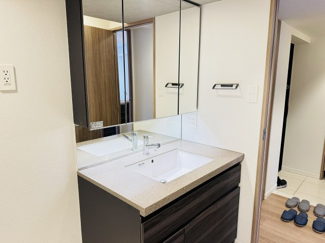 クリオレジダンス八王子ザ・マークスの独立洗面台|～３面鏡付きの独立洗面台　細々している物をスッキリ収納出来ます～