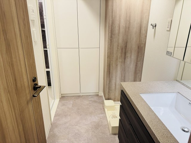 クリオレジダンス八王子ザ・マークスの脱衣所|～脱衣所には、リネン類や洗剤置きに便利な収納棚があります～