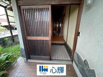 【玄関】 | 山口市平井中古2階建／5DK | 家の顔となる玄関。 ゲストを迎え入れても安心の空間です。
